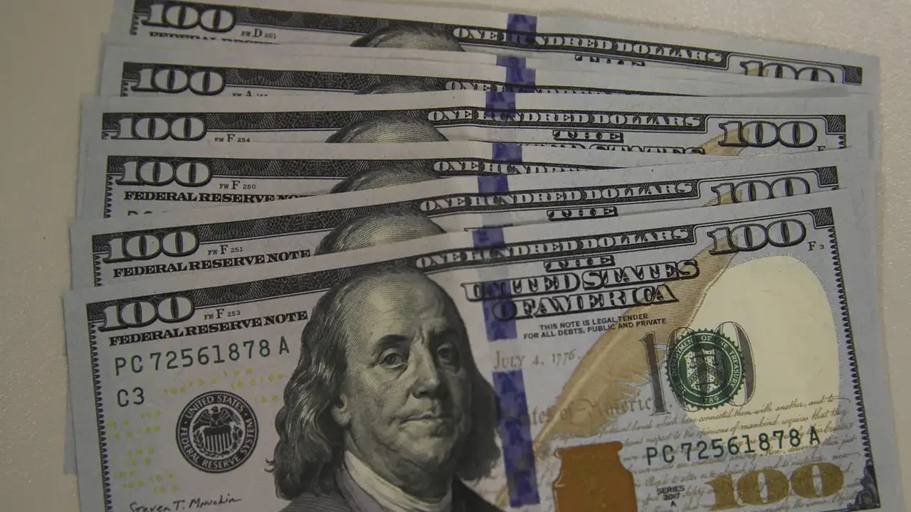 Dólar cai a R$ 5,13 e bolsa recua em dia de ajuste no mercado