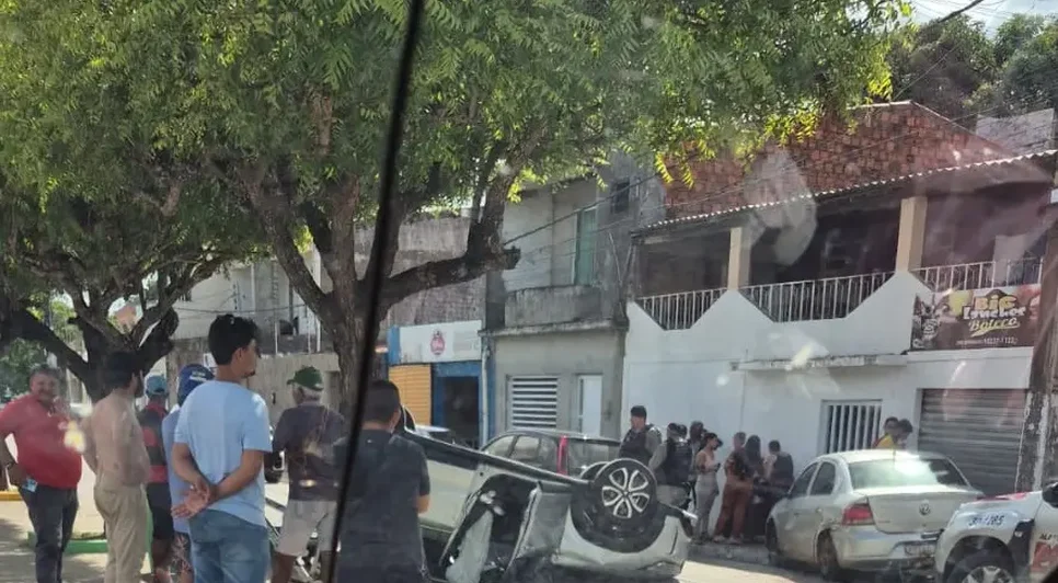 Motorista escapou ilesa do capotamento e sem graves ferimentos. Foto: Reprodução.