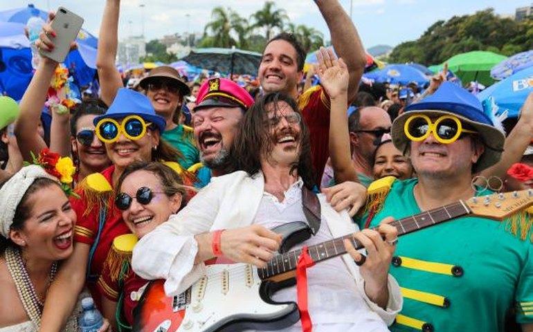 Sargento Pimenta mistura Beatles e ritmos brasileiros no carnaval do Rio