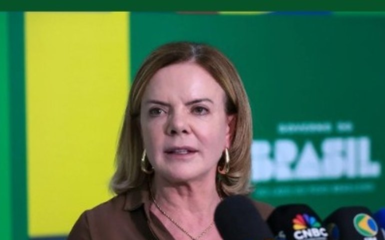 Gleisi celebra retirada de tarifas por Trump e aponta 'vitória' de Lula e 'derrota de traidores'