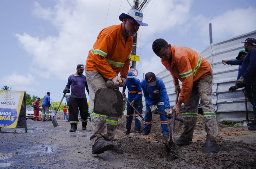 Rua Cônego Costa recebe mutirão emergencial da Operação Tapa-Buraco