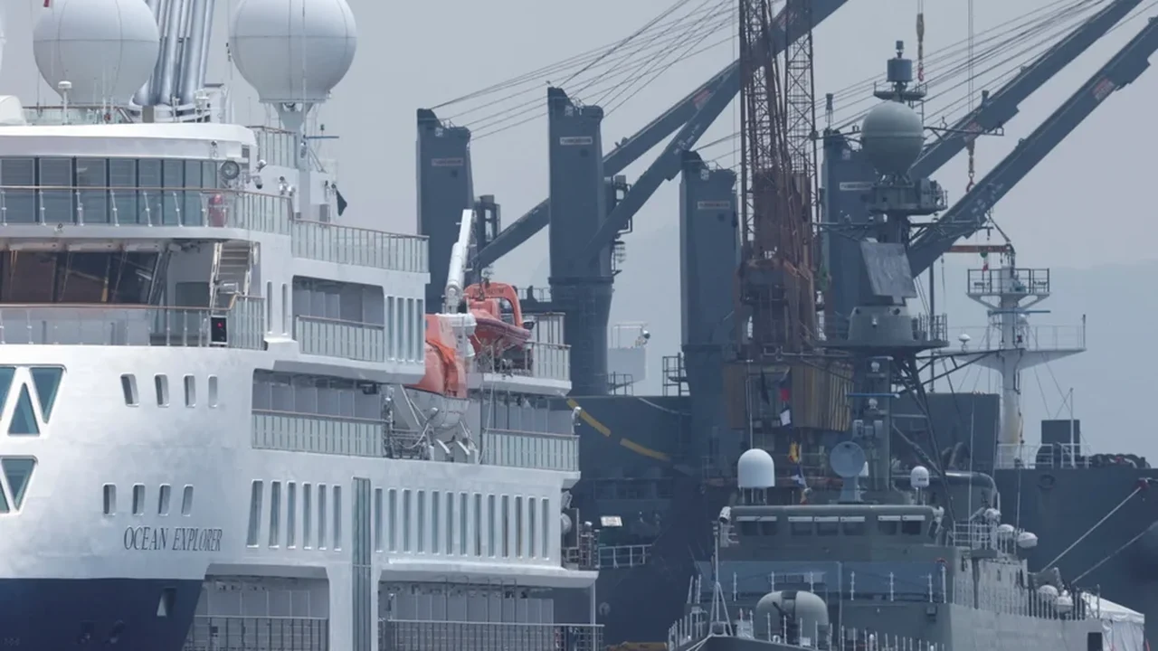 Navio de guerra iraniano de 94 metros tomba e pode ficar seis meses inativo