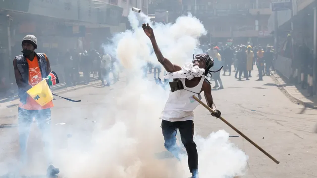 Protestos no Quênia: Sobe para 13 o número de mortos durante manifestações, afirma associação médica do país