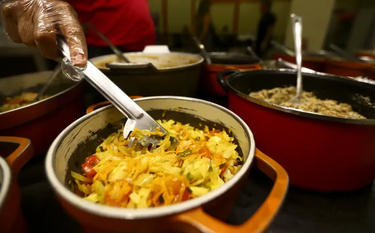 D.O.M. celebra 25 anos com novo menu e harmonização bem brasileira