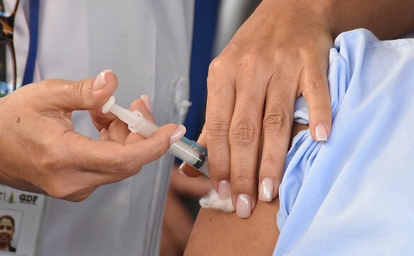 Projeto dá status de 'Profissional de Saúde' aos estudantes da área para fins de vacinação