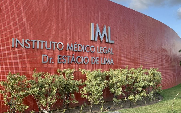 Exame cadavérico em recém-nascido aponta achados de asfixia mecânica por sufocação