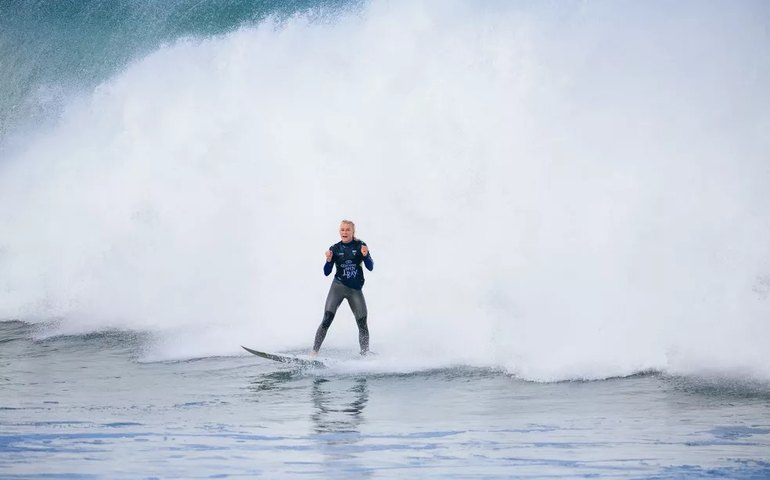 Tati Weston-Webb vence etapa de Jeffreys Bay; Italo cai nas quartas de final