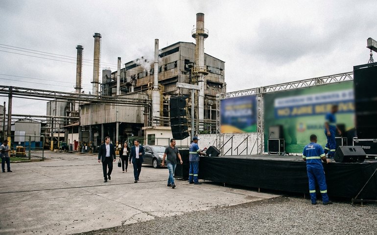 Artigo: O palco e o chão de fábrica