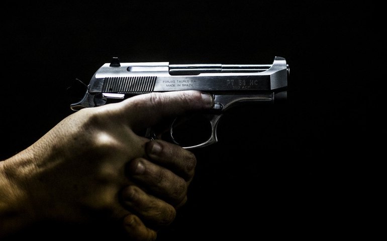 Menino de 9 anos é baleado na nuca minutos após a virada do ano