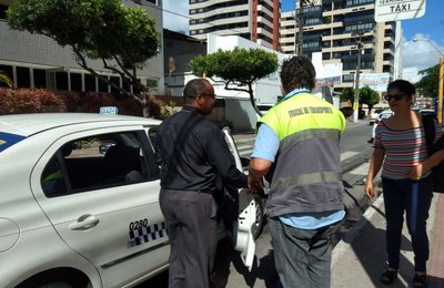 Fiscalização combate clandestinos em corredores de transporte