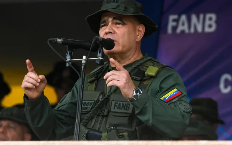 Chefe militar de Maduro, Vladimir Padrino, promete 'paz' ao fim de eleições na Venezuela