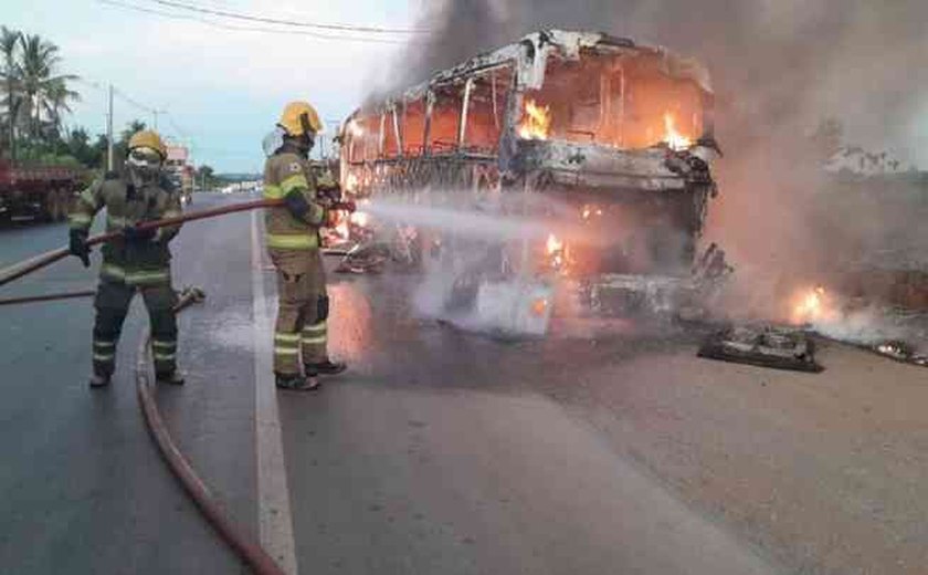 Ônibus de turismo com rota de Alagoas a São Paulo pega fago em Minas Gerais