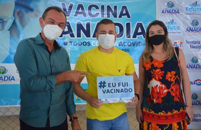 Profissionais da Educação da rede pública e privada de Anadia recebem 1ª dose de vacina contra a Covid-19