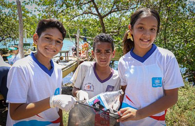 Estudantes da rede estadual conscientizam população sobre a limpeza e manutenção do Rio Meirim