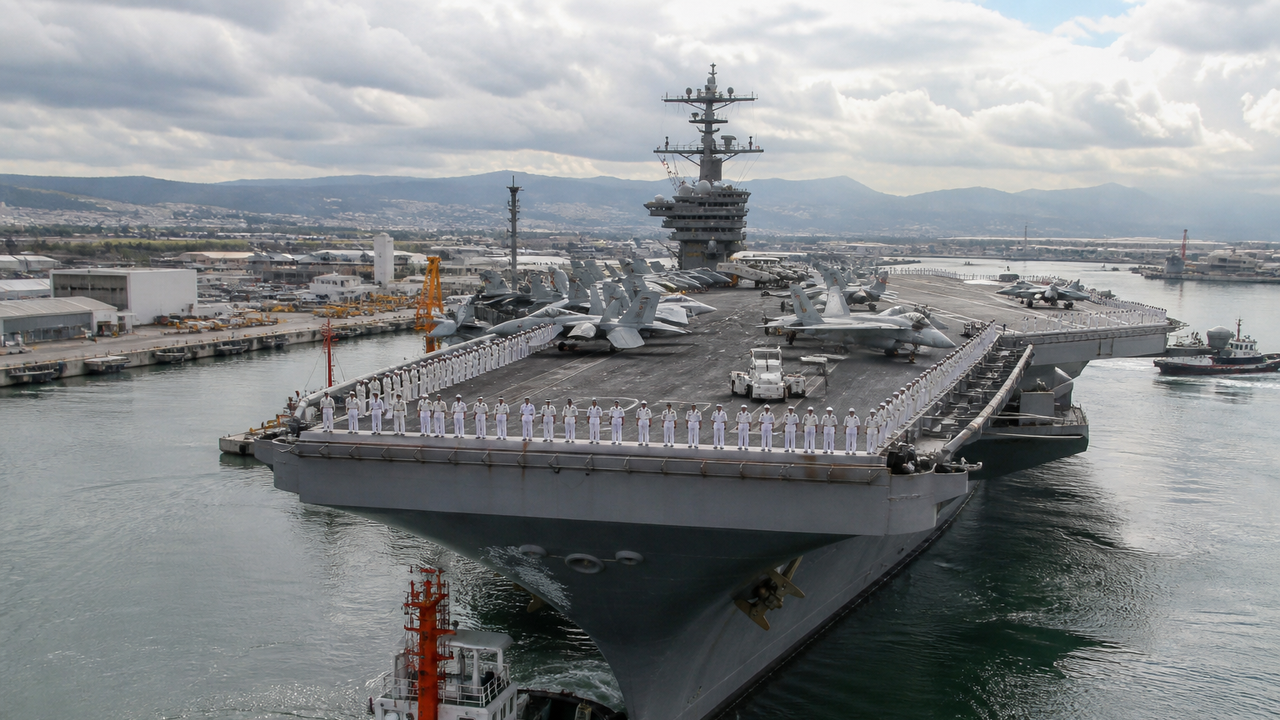 Porta-aviões USS Abraham Lincoln chega ao porto após polêmica sobre as condições da tripulação