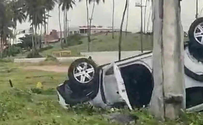 Carro capota ao bater em poste caído na pista na Av. Assis Chateaubriand