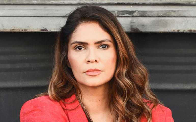 Com prefácio de Ruy Guerra, Carla Brasil estreia com “Cronofagia”: uma poesia suja, sarcástica e brutalmente sensível sobre o tempo e os abismos do agora