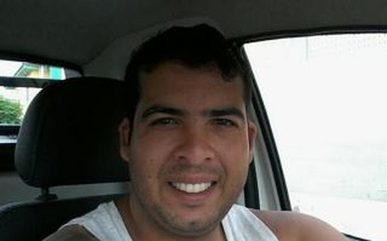 Filho da secretária de Cultura de Arapiraca é morto a tiros dentro do próprio carro