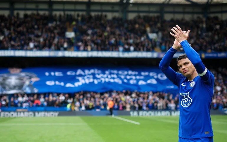 Thiago Silva recebe homenagem do Chelsea e descarta retorno ao Flu neste ano