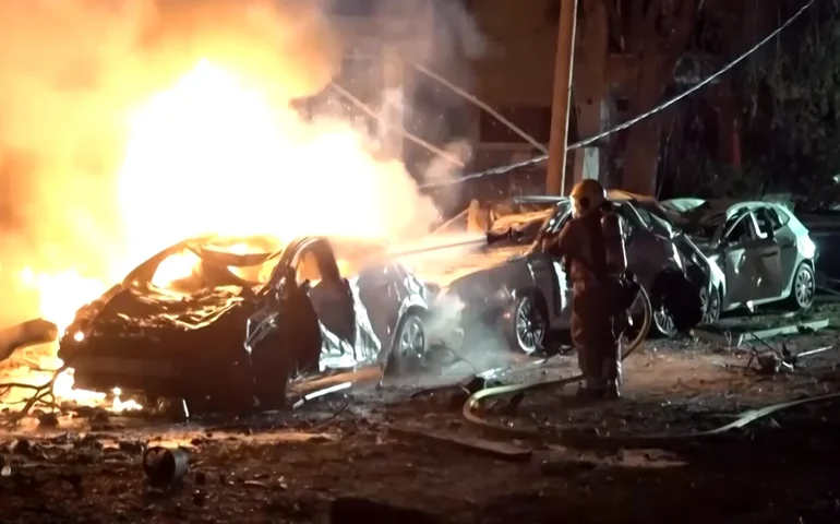 Carros em chamas enquanto serviços de emergência israelenses respondem a ataque com projétil em meio à retaliação do Irã