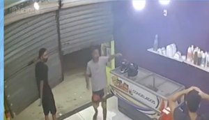 Homens chegam a descer parte dos portões da lanchonete. / Foto: Imagem: Reprodução/TV Atalaia
