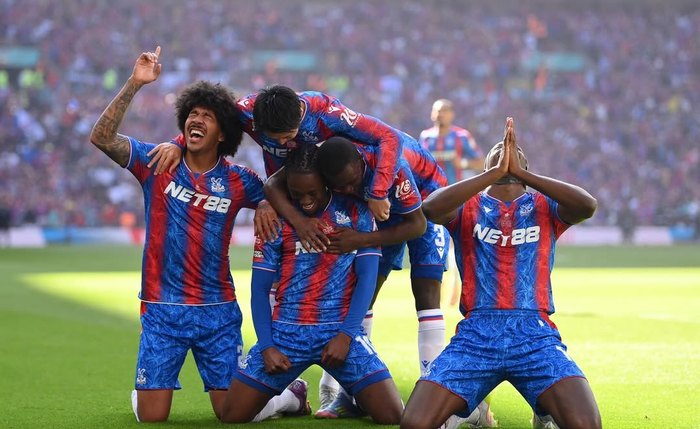 Jogadores do Crystal Palace comemoram gol Jogadores do Crystal Palace comemoram gol