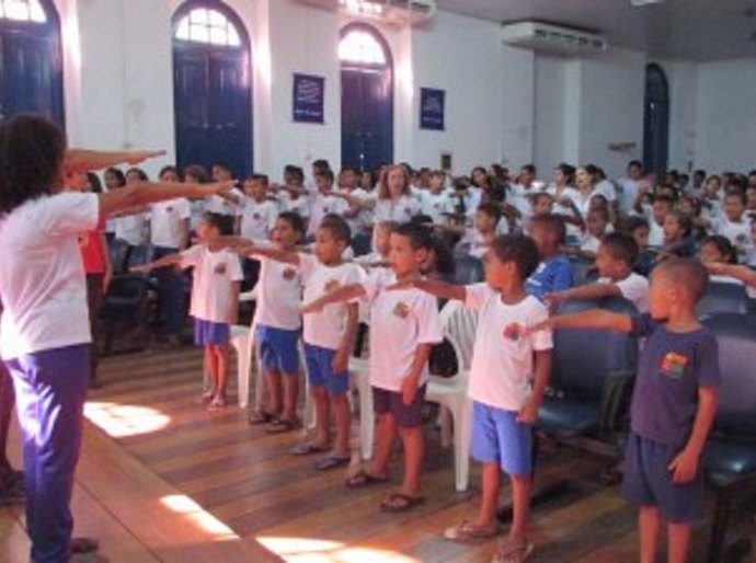Crianças ensaiam encerramento do Proerd no Lar São Domingos