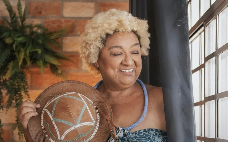 Morre Dona Jacira, escritora, artista plástica e mãe de Emicida e Fióti