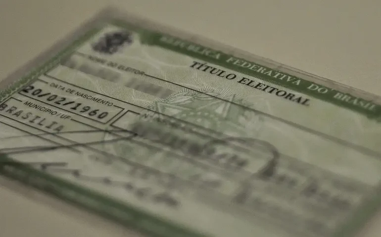 Campanha usa título de eleitor gigante para chamar jovens para votar