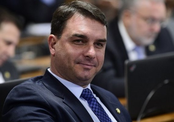 Citados em &#8216;rachadinha&#8217; continuam com cargos