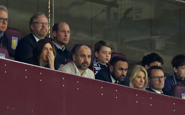 William e George são flagrados em arquibancada assistindo jogo da Liga Conferência