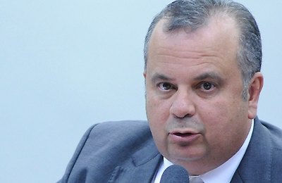 Colisão entre carreta e Fiat Uno mata três na BR-101