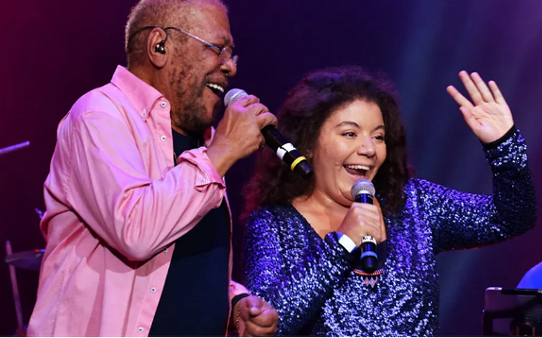 Alegria Ferreira relança sucesso do pai, Martinho da Vila