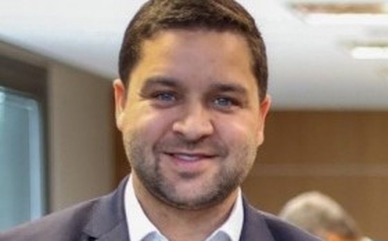 Rompido com Castro, vice-governador Thiago Pampolha divide palanque com Paes e ganha elogios