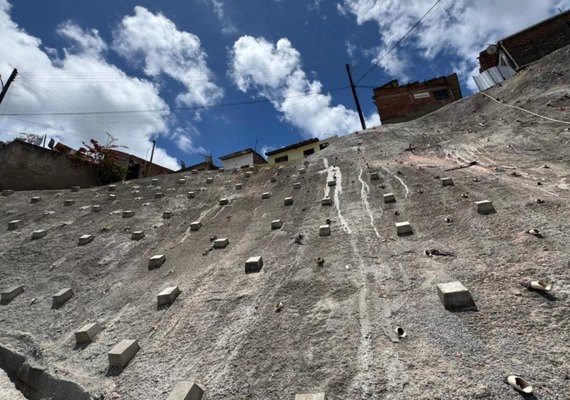 Maceió avança em obras de contenção de encostas com investimento de R$ 73 milhões