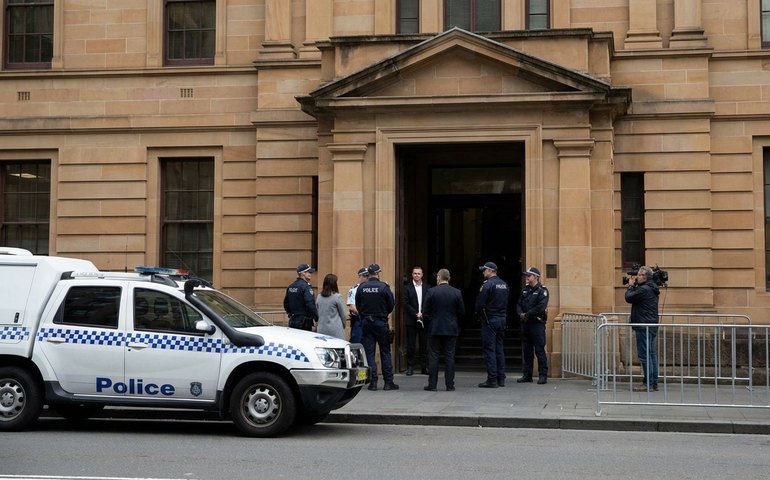 Homem é indiciado por terrorismo e 15 homicídios após massacre em praia australiana