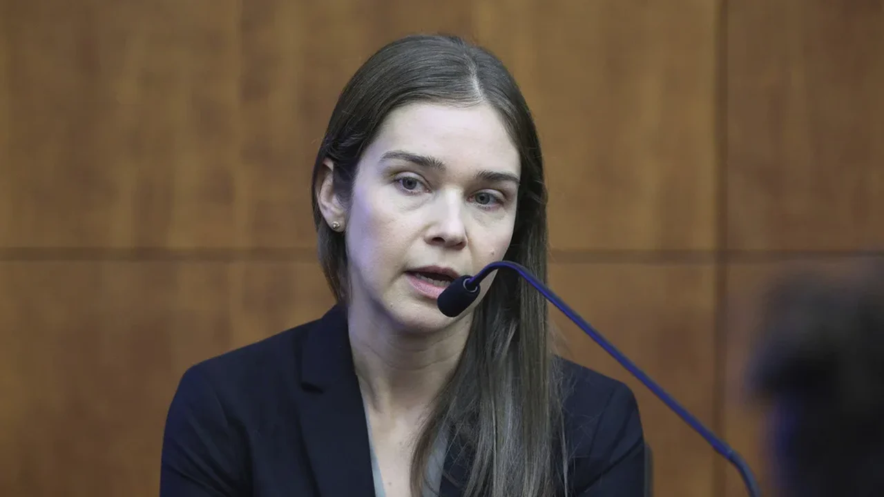 Advogado de defesa questiona atendimento psiquiátrico prestado por psiquiatra antes de Lindsay Clancy matar seus 3 filhos.