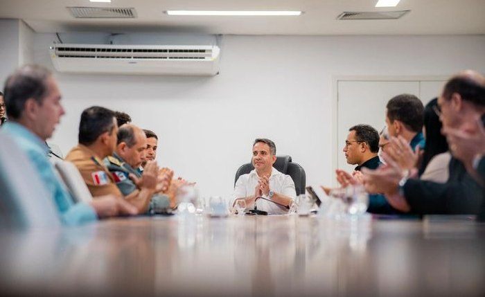 Paulo Dantas com membros da equipe de governo