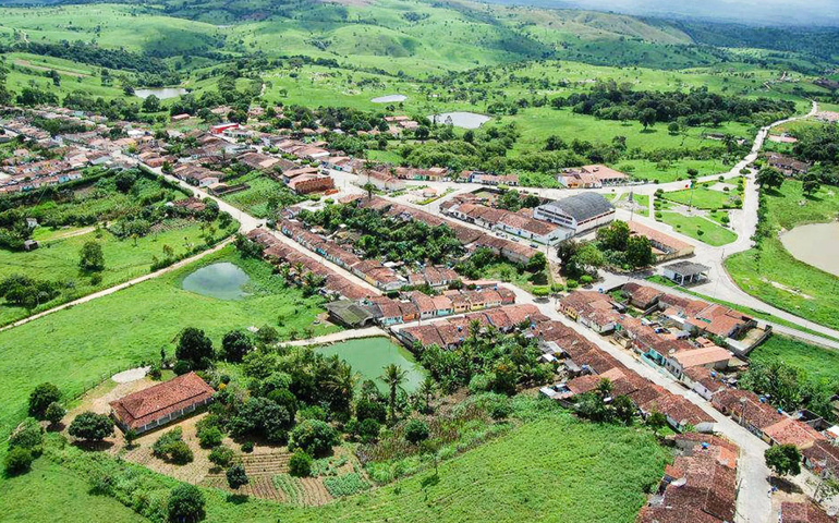Casal efetua reparo em estação de captação de Mar Vermelho