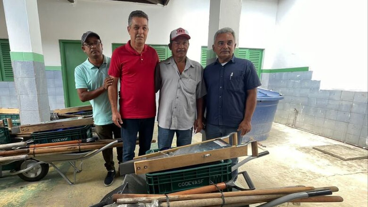 Agricultura de Branquinha entrega 200 kits de ferramentas para produtores