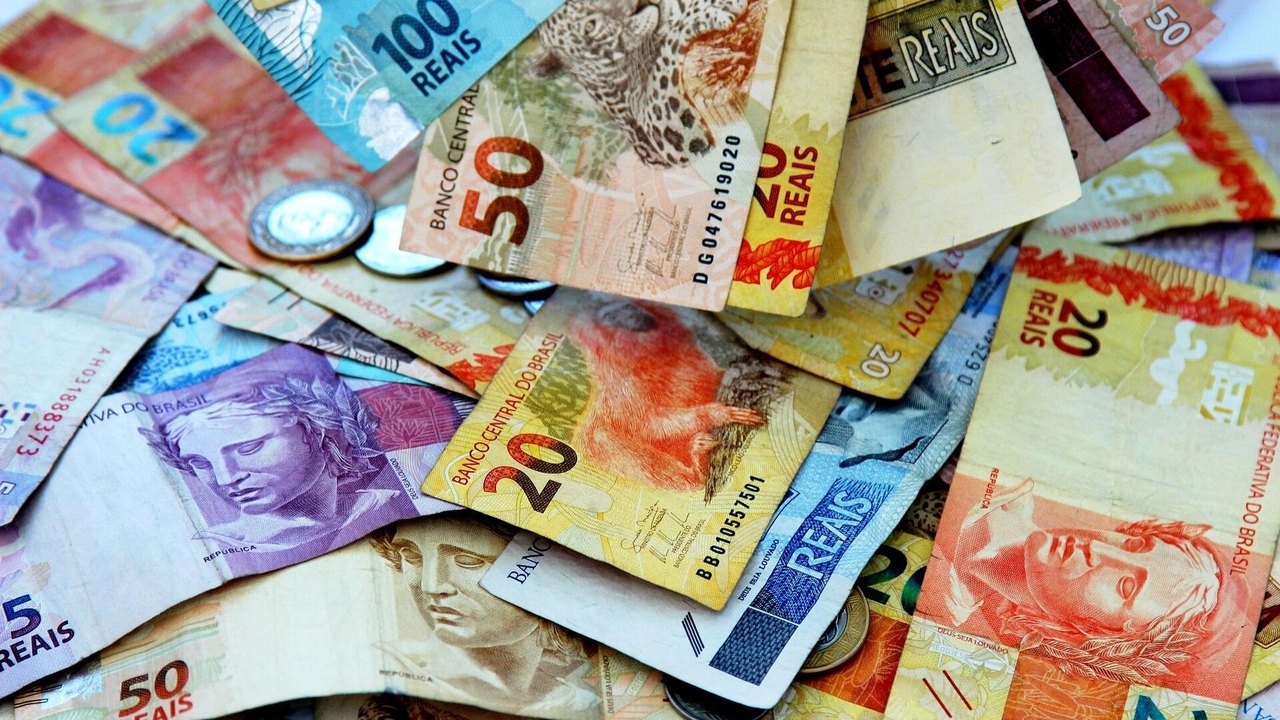 Possível alta de juros sinalizada pelo Fed deve impactar o Brasil