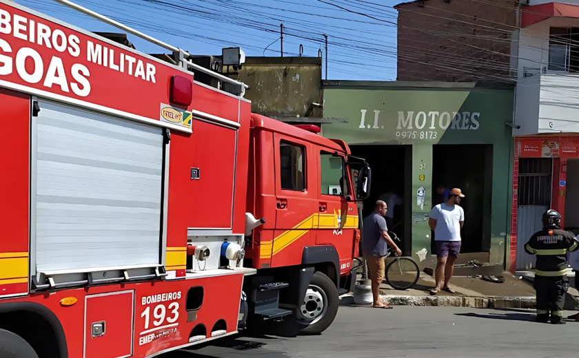 Carro desce de ré e atropela dois homens em oficina no Jacintinho, em Maceió