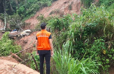 Defesa Civil de Maceió emite alerta para risco de deslizamento de barreiras