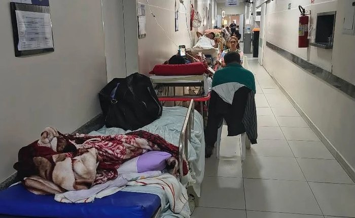 Pacientes acomodados em corredor do hospital, que vive situação de superlotação