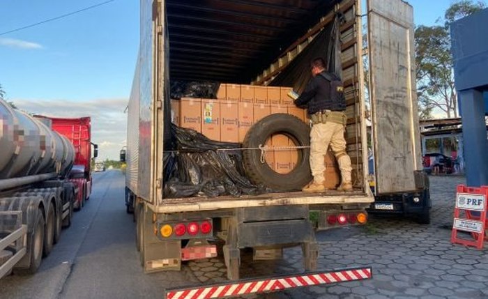Agentes fiscalizando carga suspeita em caminhão