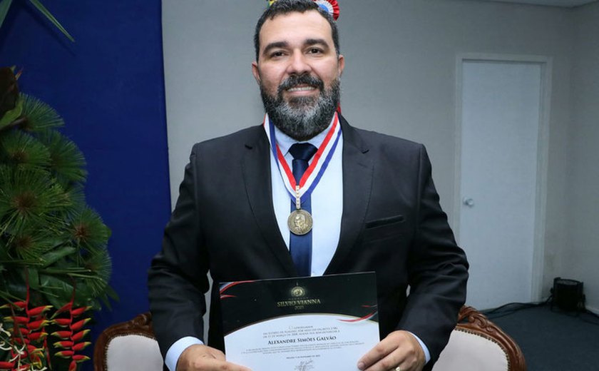 Agente da Polícia Civil, atual assessor de governança da SSP, recebe Medalha Sílvio Vianna