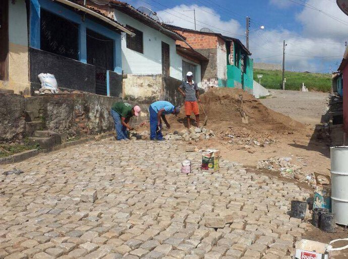 Atalaia realiza recuperação de calçamento no Bairro Alto do Cruzeiro