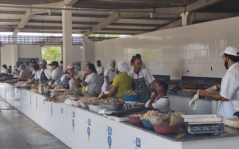 Secretaria Municipal de Abastecimento realiza feira de pescados no Centro Pesqueiro em Jaraguá