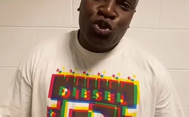 Jacaré, ex-É o Tchan, aproveita cruzeiro em família e esposa brinca: 'Mãe não tira férias'