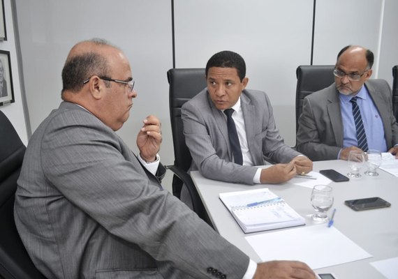 Comissão da prefeitura de Acompanhamento de Demarcação se reúne com corregedor do TJ